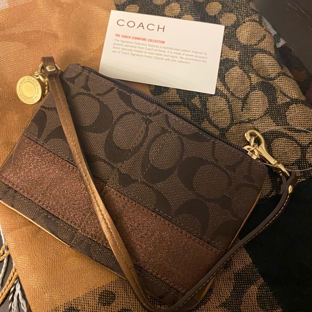 Coach small wristlet NWT ❤️